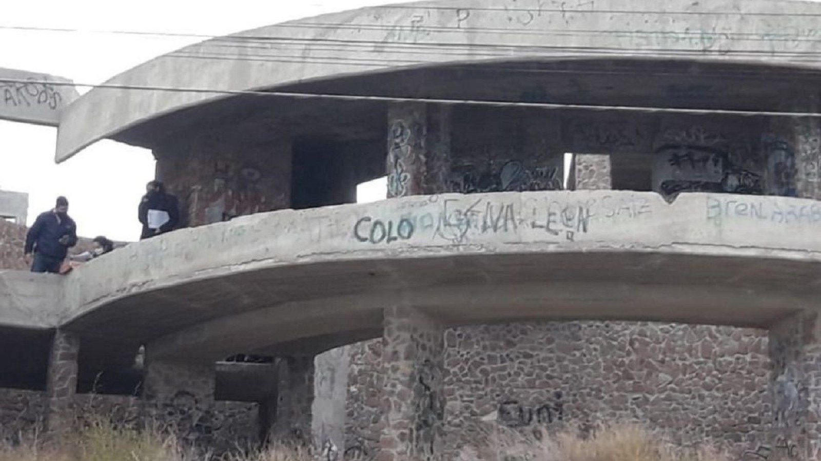 El hombre que golpeó a la mujer tenía pedido de captura