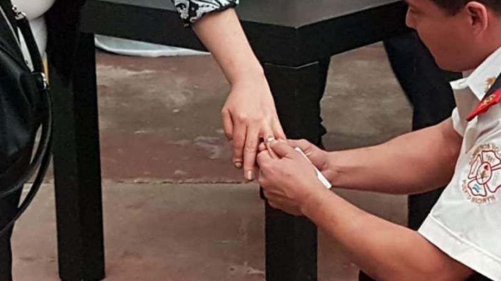 Puerto Madryn: Un bombero le pidió casamiento a su novia en pleno acto aniversario