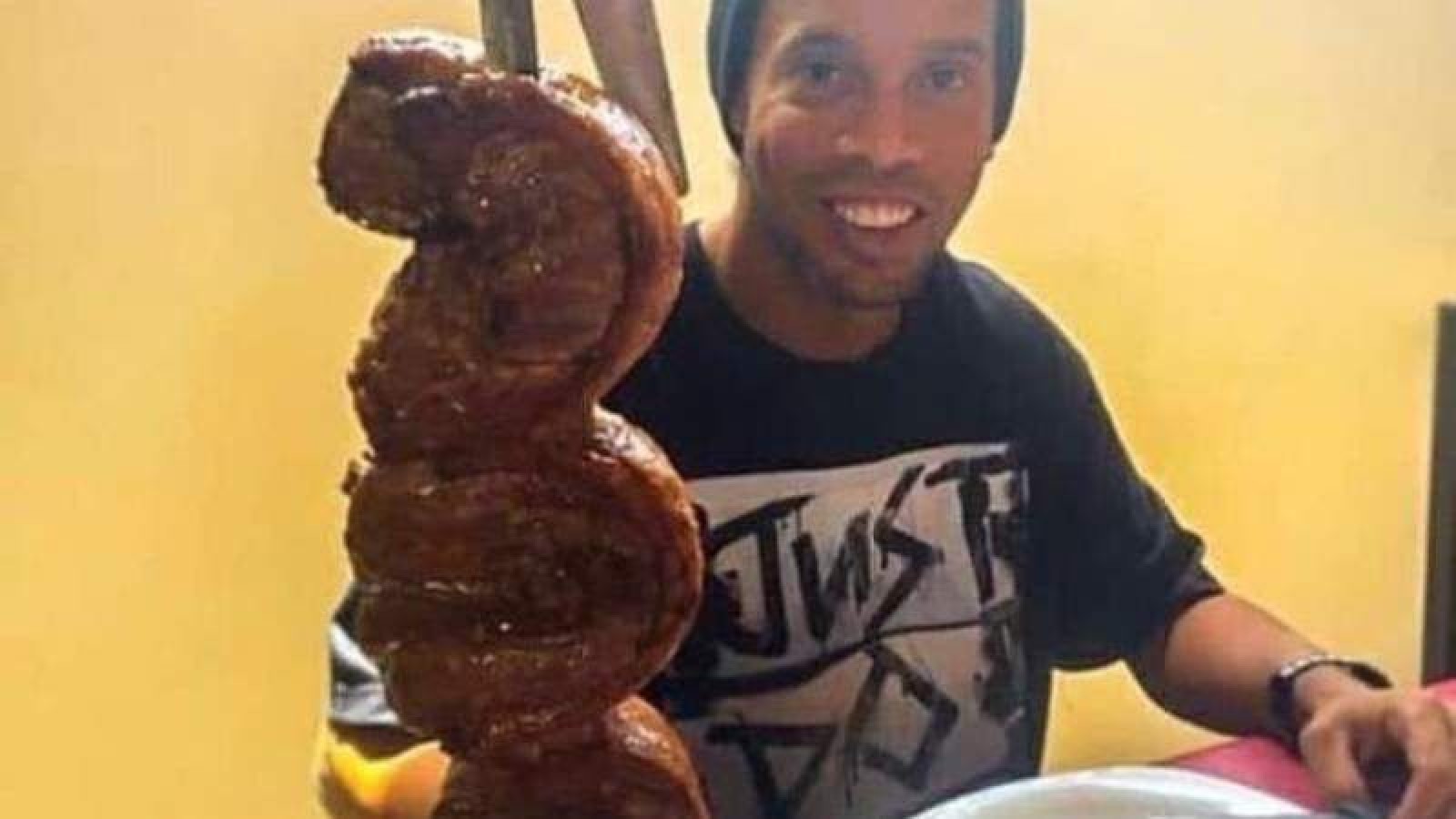 Ronaldinho cumplió 40 años y los celebró en la cárcel en Paraguay