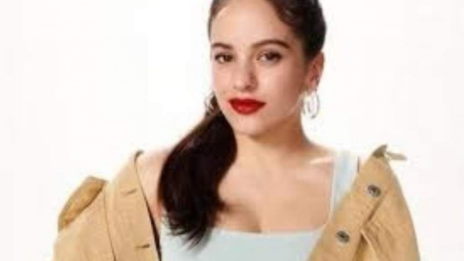 Más osada que nunca Rosalía mostró que tenia bajo su blazer