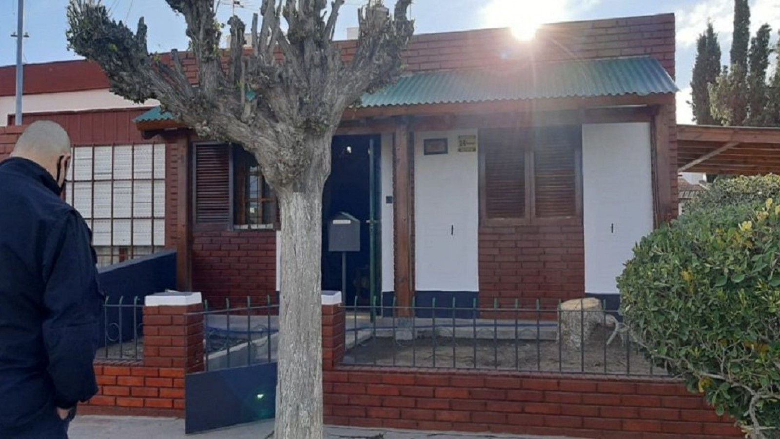 Trelew : le robaron a una anciana mientras tendía ropa