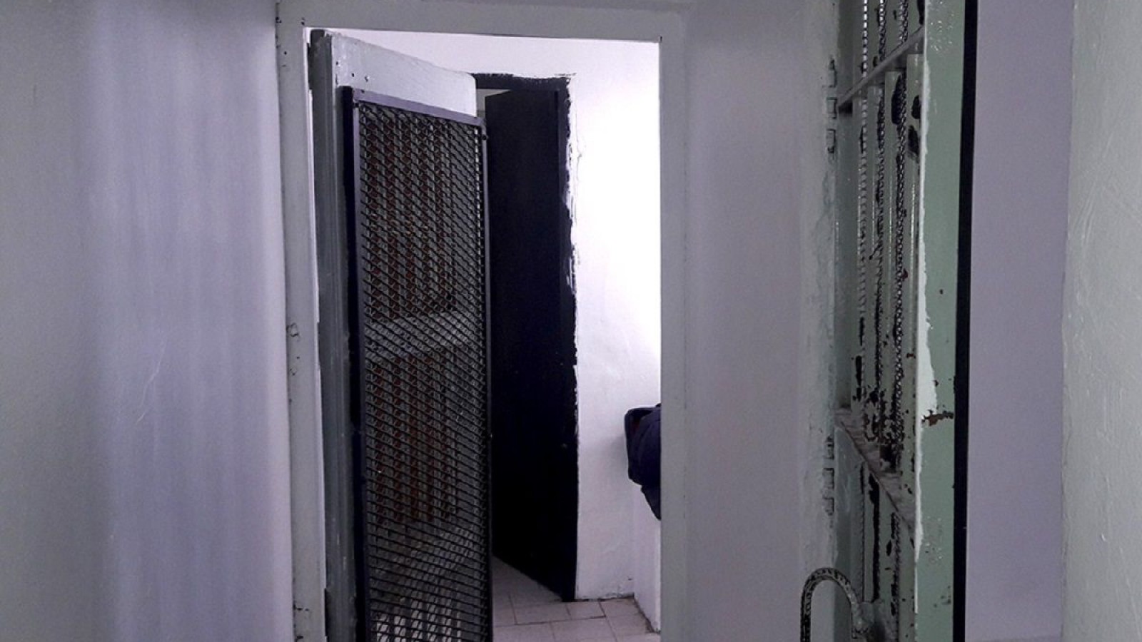 La policía lo detuvo por sacarse la tobillera electrónica