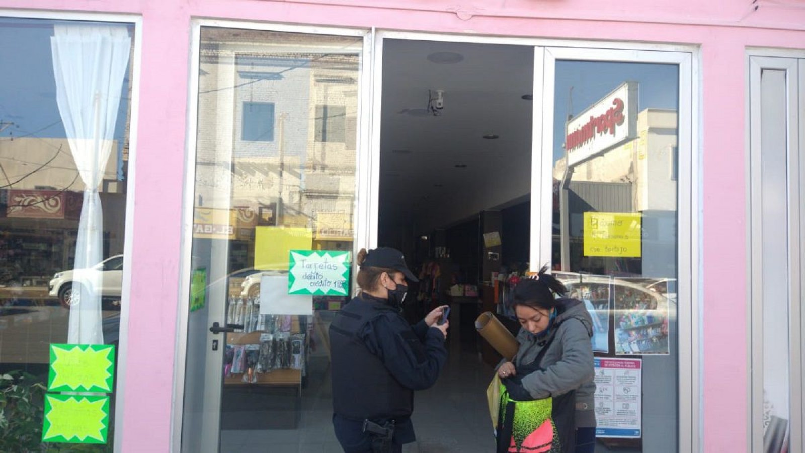 Trelew: Cerraron el local y dejaron a una clienta adentro