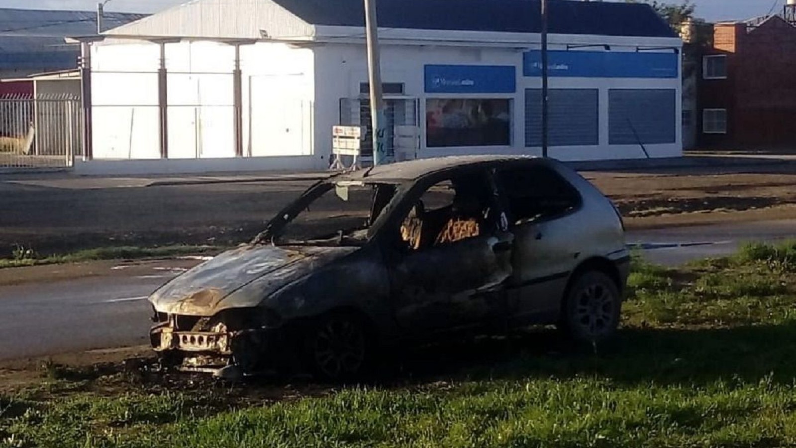 Trelew: se le incendió el auto mientras manejaba