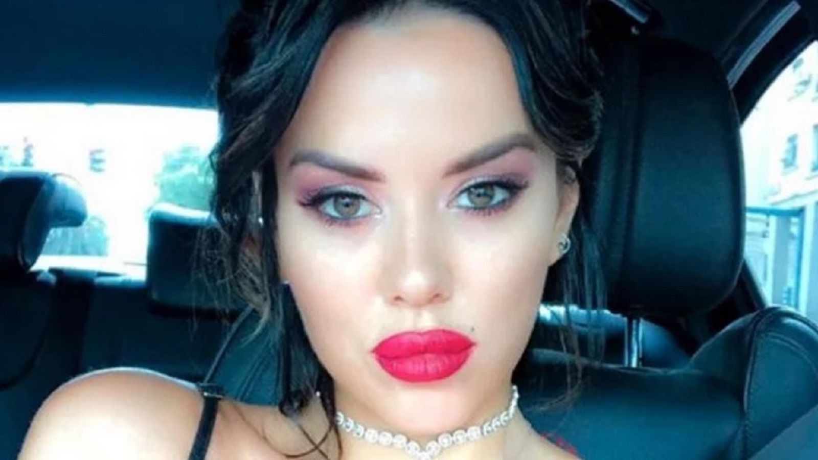 Karina Jelinek despidió la semana con una foto retro y con un profundo escote