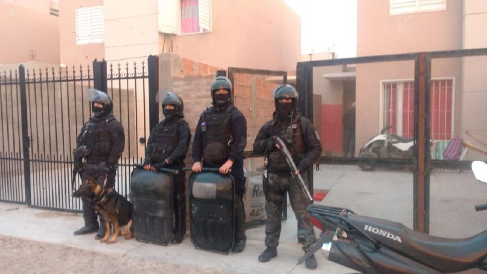 Madryn: la policía realizó cuatro allanamientos por un robo