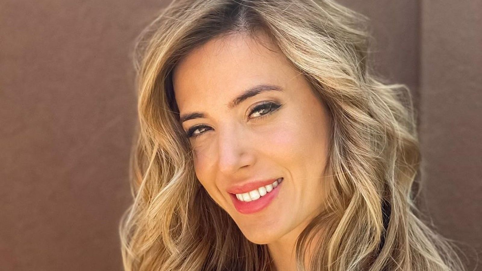 Jesica Cirio lució un short multicolor y bailó perreando de espaldas
