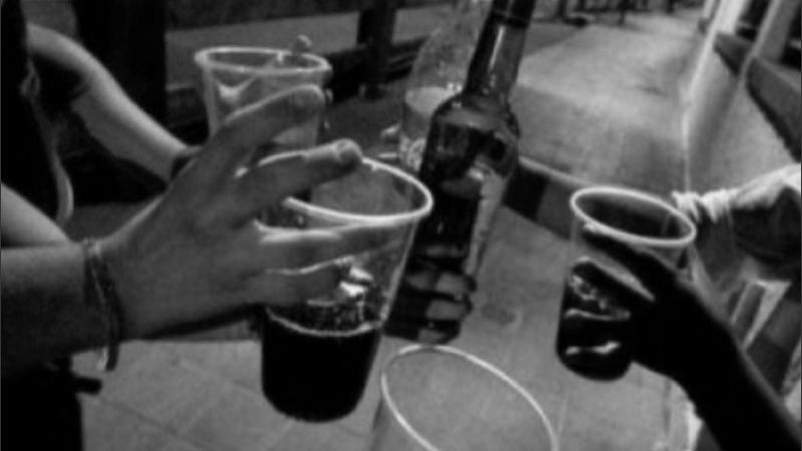 Un grupo de jóvenes tomaban bebidas alcohólicas en la plaza, uno de ellos agredió a la policía
