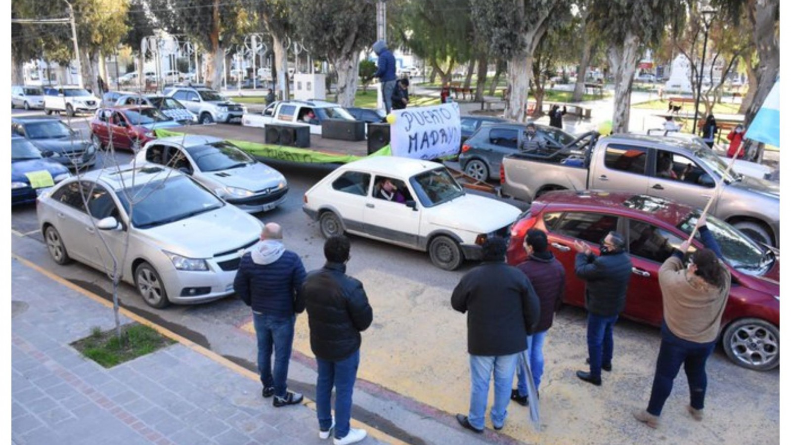 Fieles a pie y en auto realizaron una caravana para bendecir la ciudad