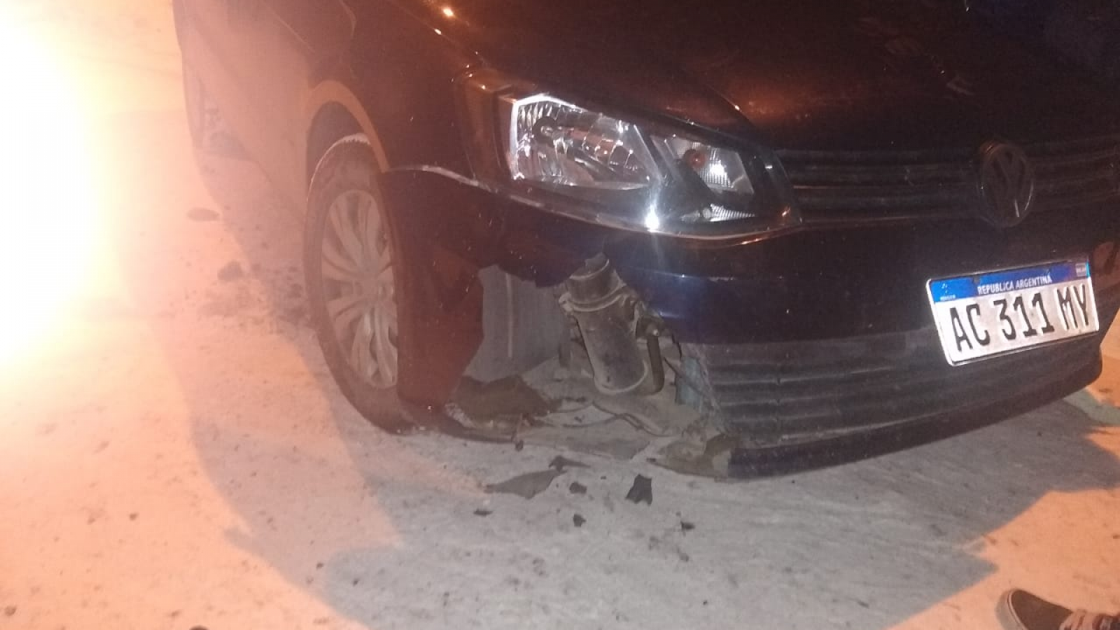 Esquel: no pudo frenar el trineo y chocó un auto