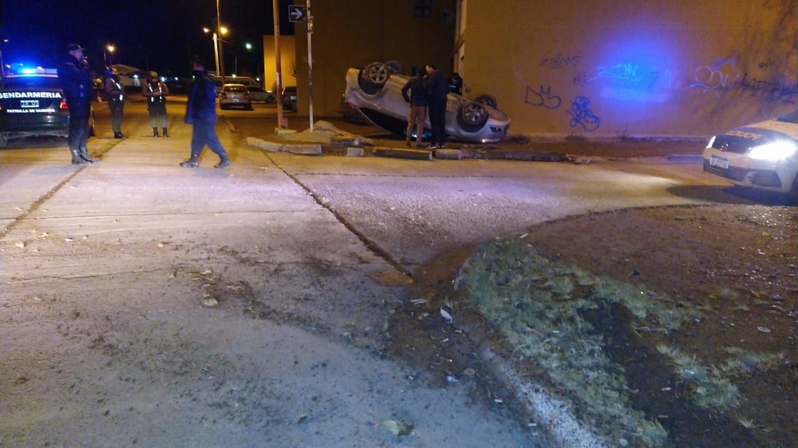 Trelew: Volcó un auto y quedó sobre la vereda