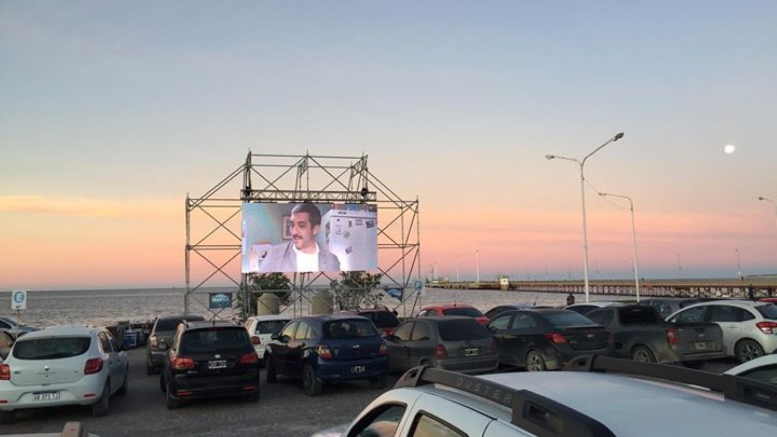 Madryn: En una nueva tarde de autocine se disfrutó "Un cuento Chino"