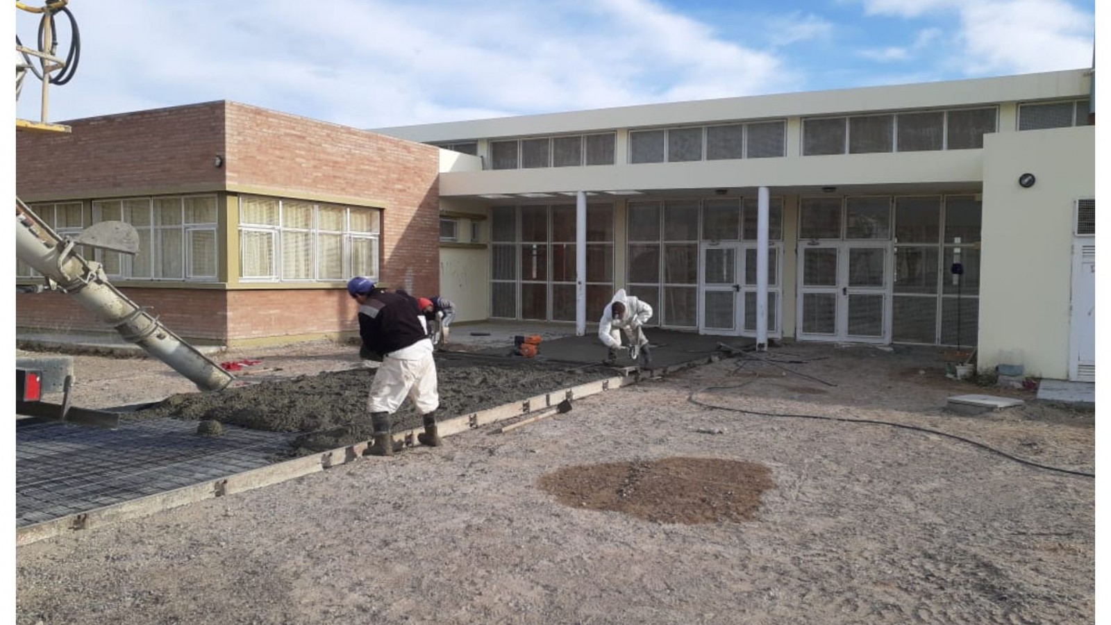 Ya se construye el playón deportivo de la Escuela N° 222