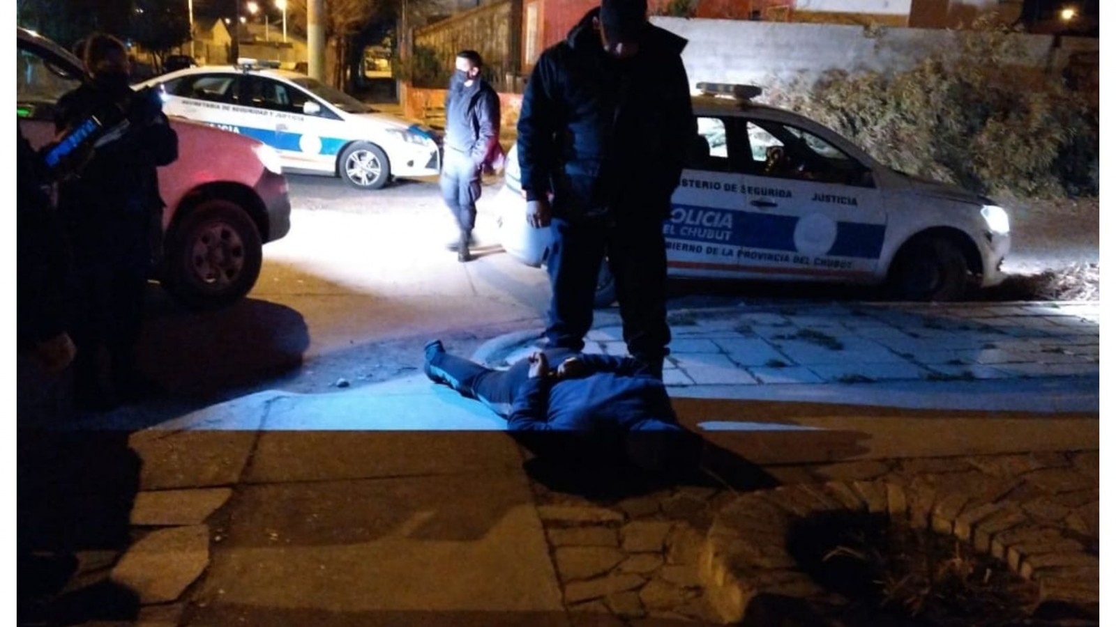 Cuatro jóvenes circulaban en un auto sin papeles, los escoltaban a la comisaría y cuando llegaron , uno se fugó con el auto