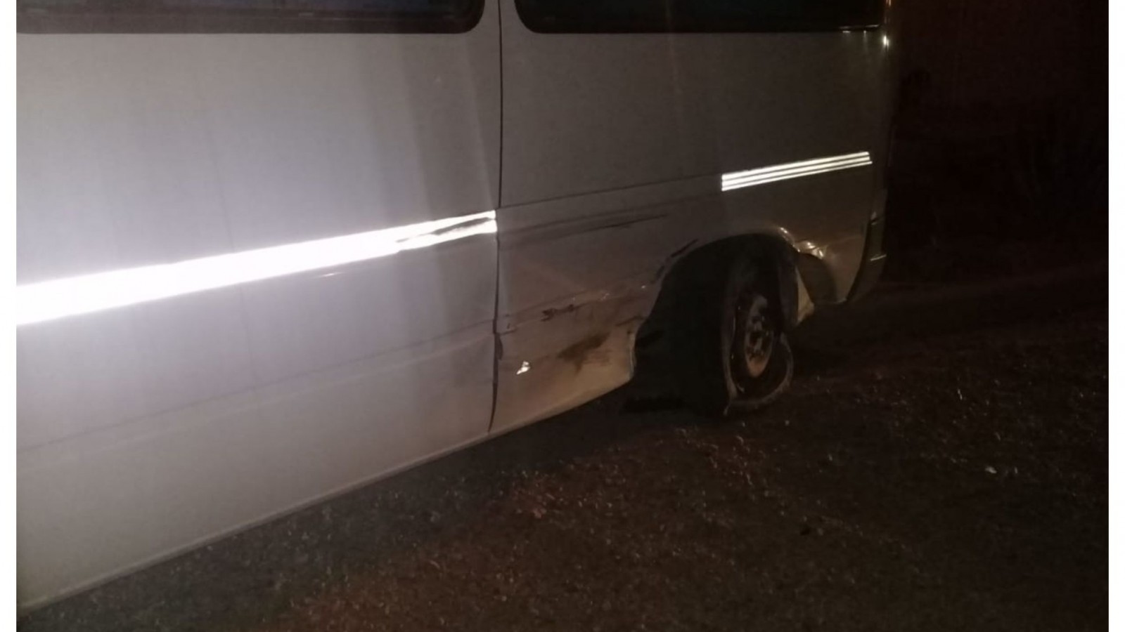 Motociclista perdió el control tras pasar un reductor y terminó impactando contra un vehículo estacionado