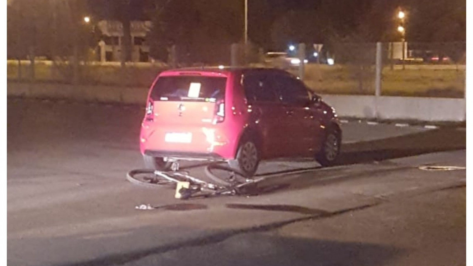 Una conductora atropelló a un ciclista en la playa de estacionamiento del shopping