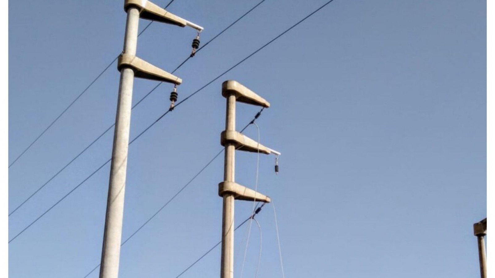 Se cortaron tres fases de la línea de alta tensión dejando sin luz al Parque Pesquero, El Doradillo y a Puerto Pirámides