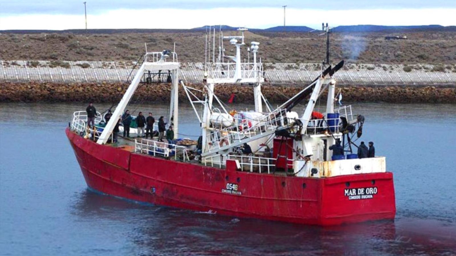 Madryn: Hay 16 tripulantes de Mar de Oro "con dolor de pecho, espalda y de cabeza fuerte a la espera de hisopado"