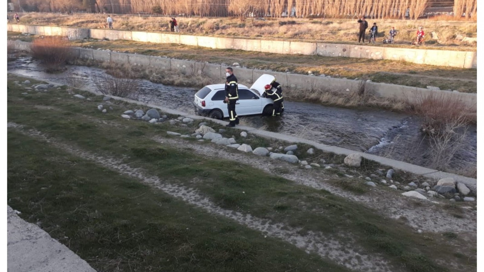 Perdió el control del auto y terminó cayendo al arroyo
