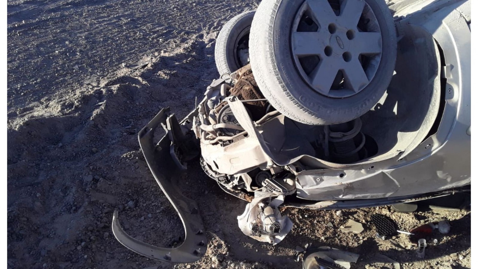 Vuelco con tres jóvenes lesionados en el ingreso a la playa de El Doradillo