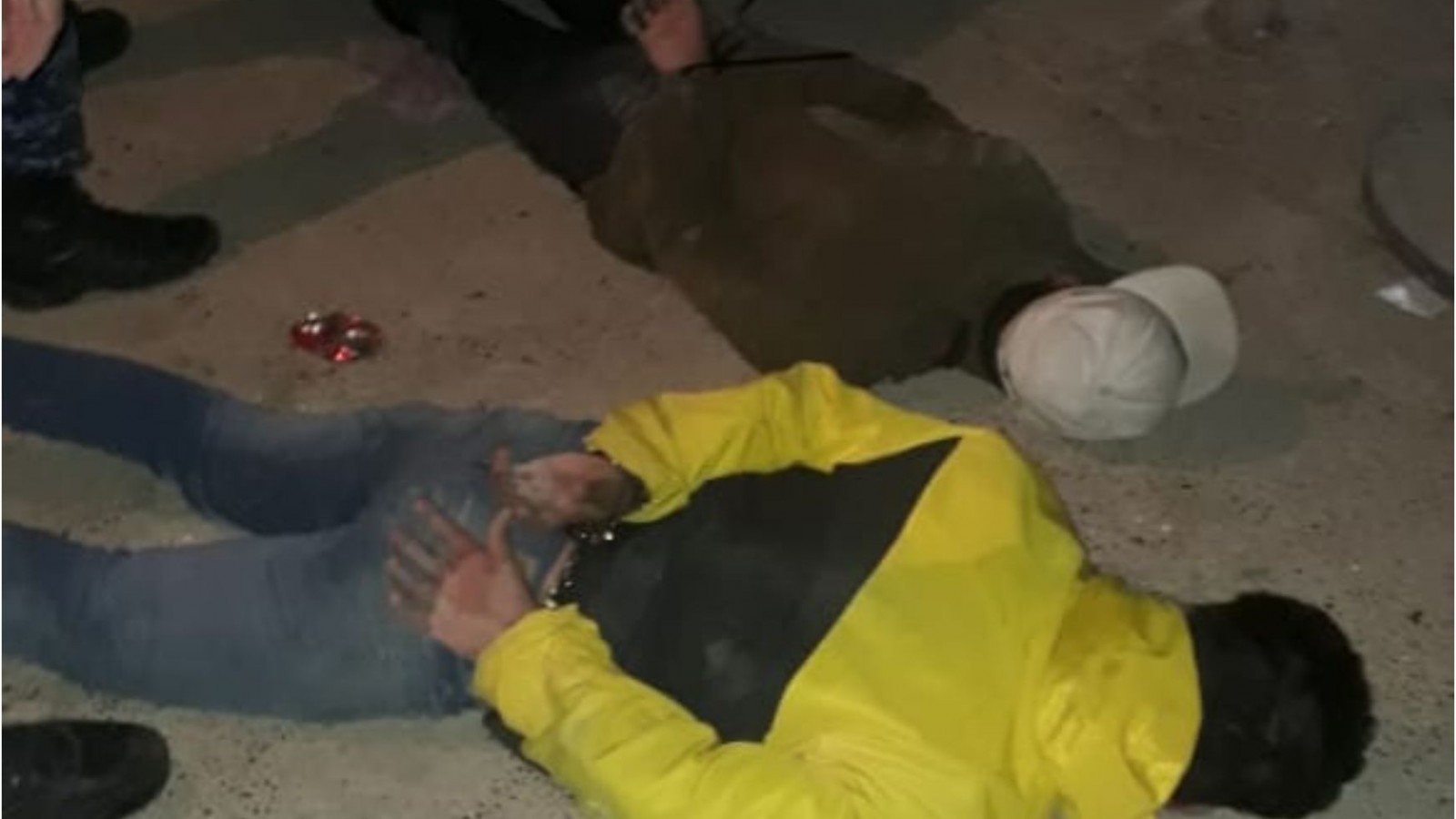 Peleaban con cuchillos, llegó la policía para disuadirlos y comenzaron a atacar a los efectivos