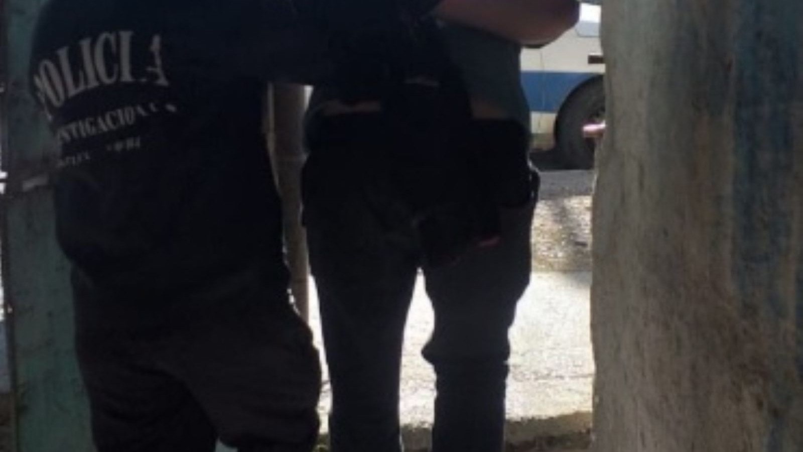 Le pegó una trompada a un policía que le pidió que dejen de tomar en grupo