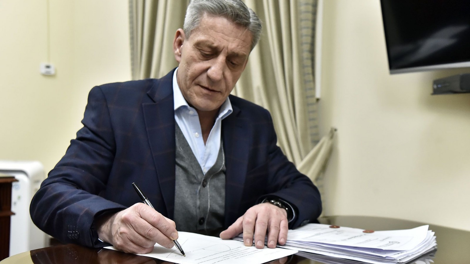 Arcioni promulgó la Ley del Fondo Fiduciario para obtener 5 mil millones