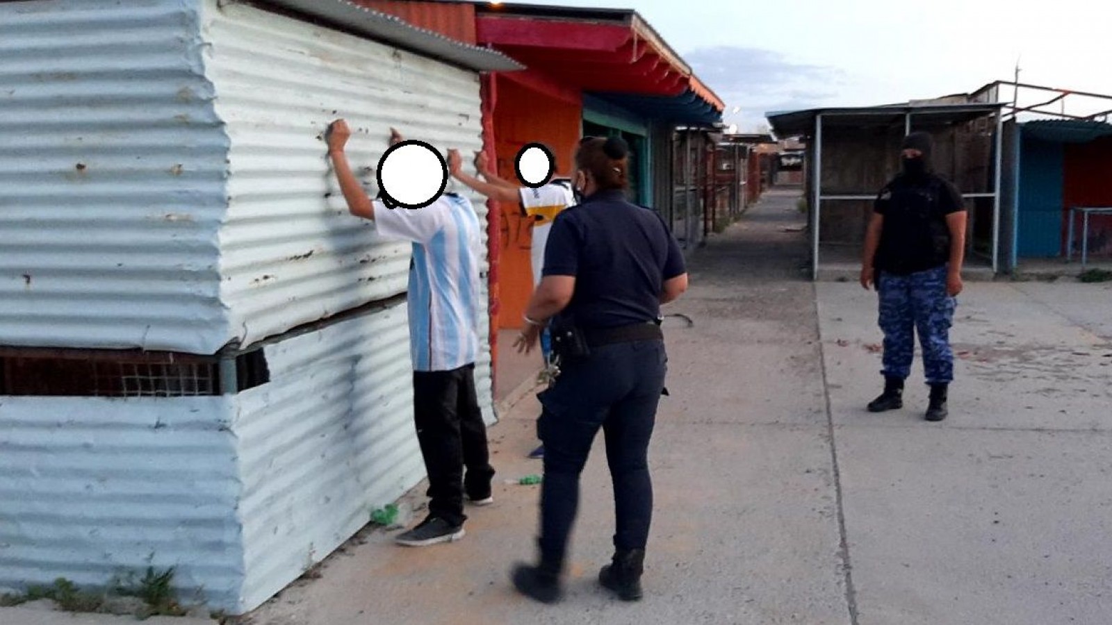 ¡Infraganti! Dos jóvenes se drogaban en la plaza con "sella rosca"