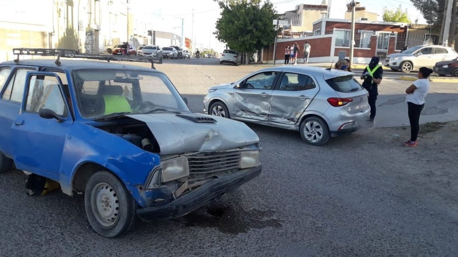 Las "Thelma y Louise" de Madryn : Robaron un auto con las llaves puestas, chocaron y huyeron a pie