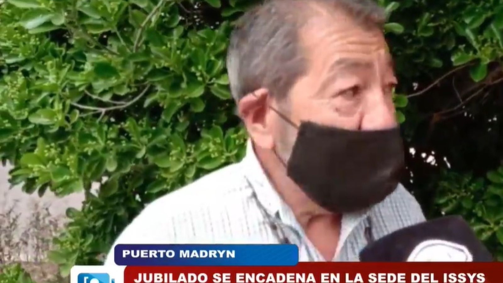Jubilado se encadenó en la puerta de ISSyS en reclamo por sueldos adeudados