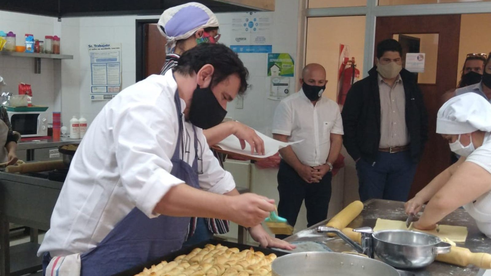 Flamantes auxiliares panaderos hicieron 1500 medialunas para 10 merenderos