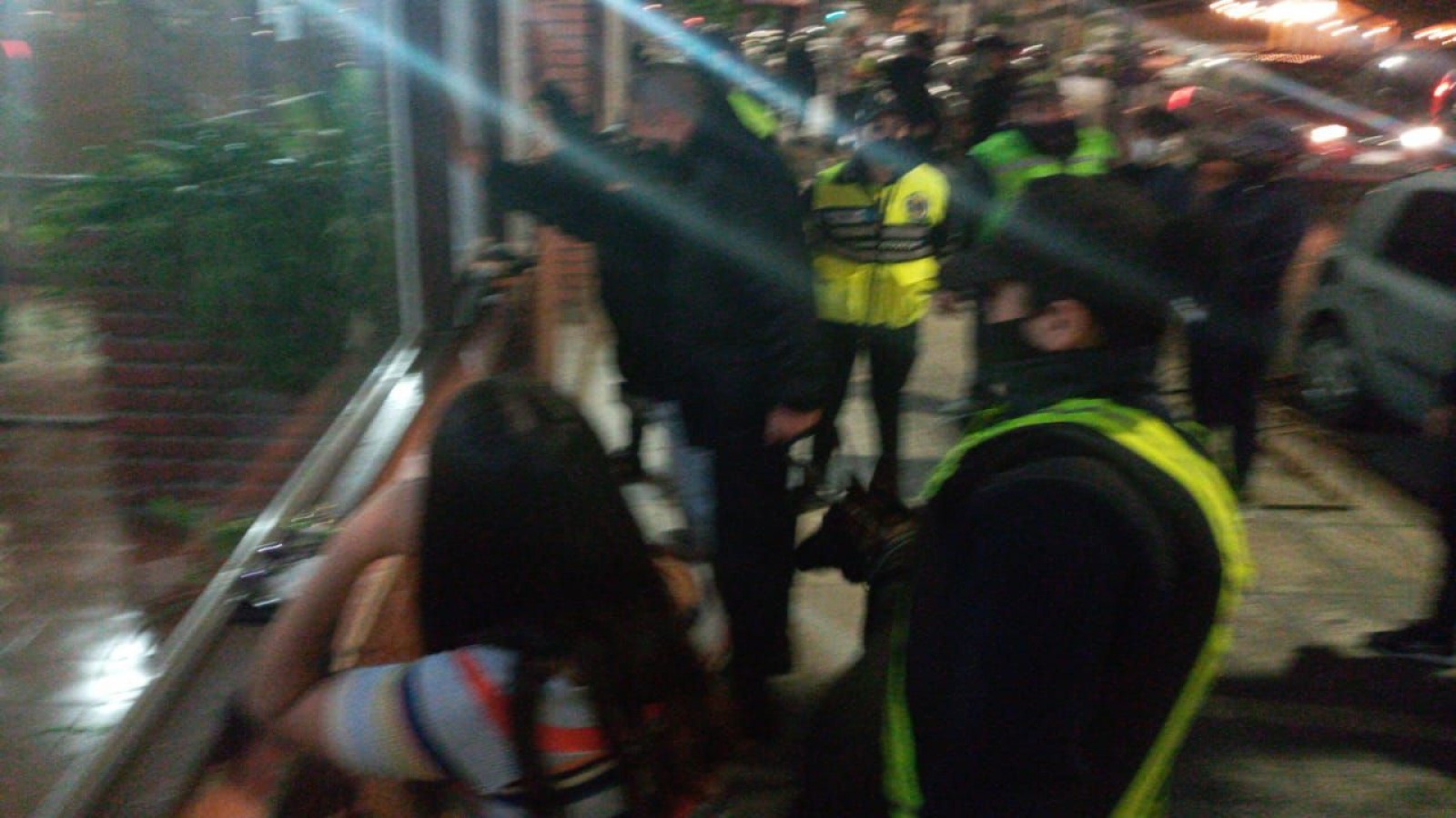 Una joven junto a 10 amigos tomó alcohol en la vía pública, se negó a dar sus datos y agredió a la policía