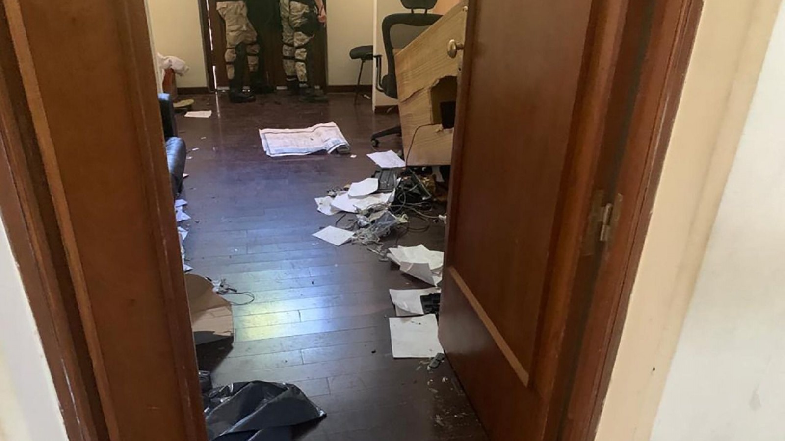 Se evacuó Casa de Gobierno por destrozos e intento de incendio de manifestantes del No a la mina
