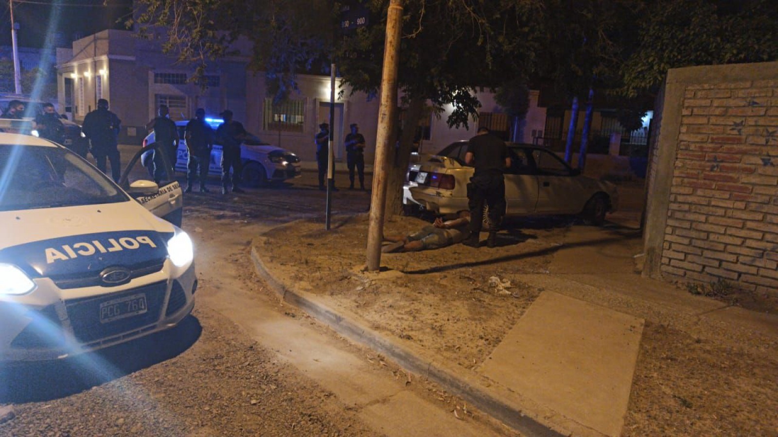 Huyeron en un control y estrellaron el rodado contra un cordón