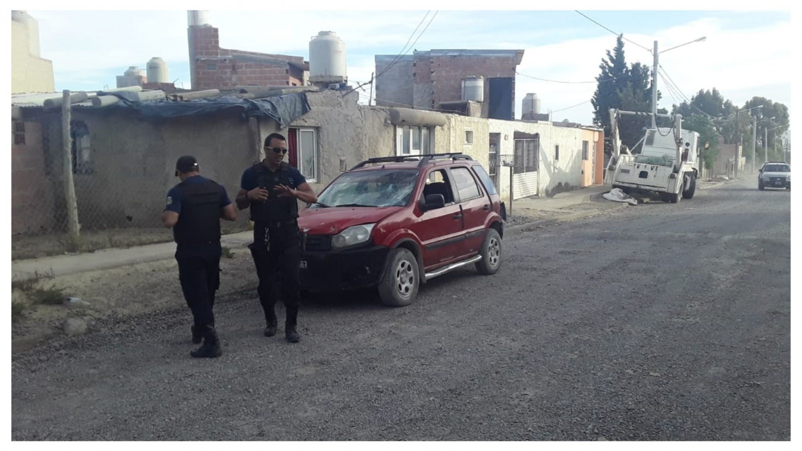 Chocó contra el pilar de luz de una casa y los vecinos lo golpearon