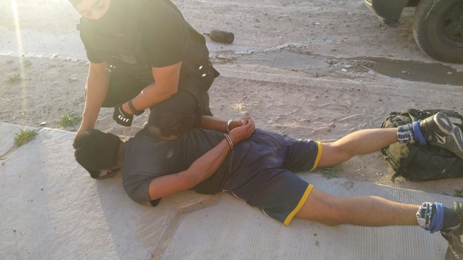Cuatro jóvenes alcoholizados provocaron desorden y agredieron a un policía