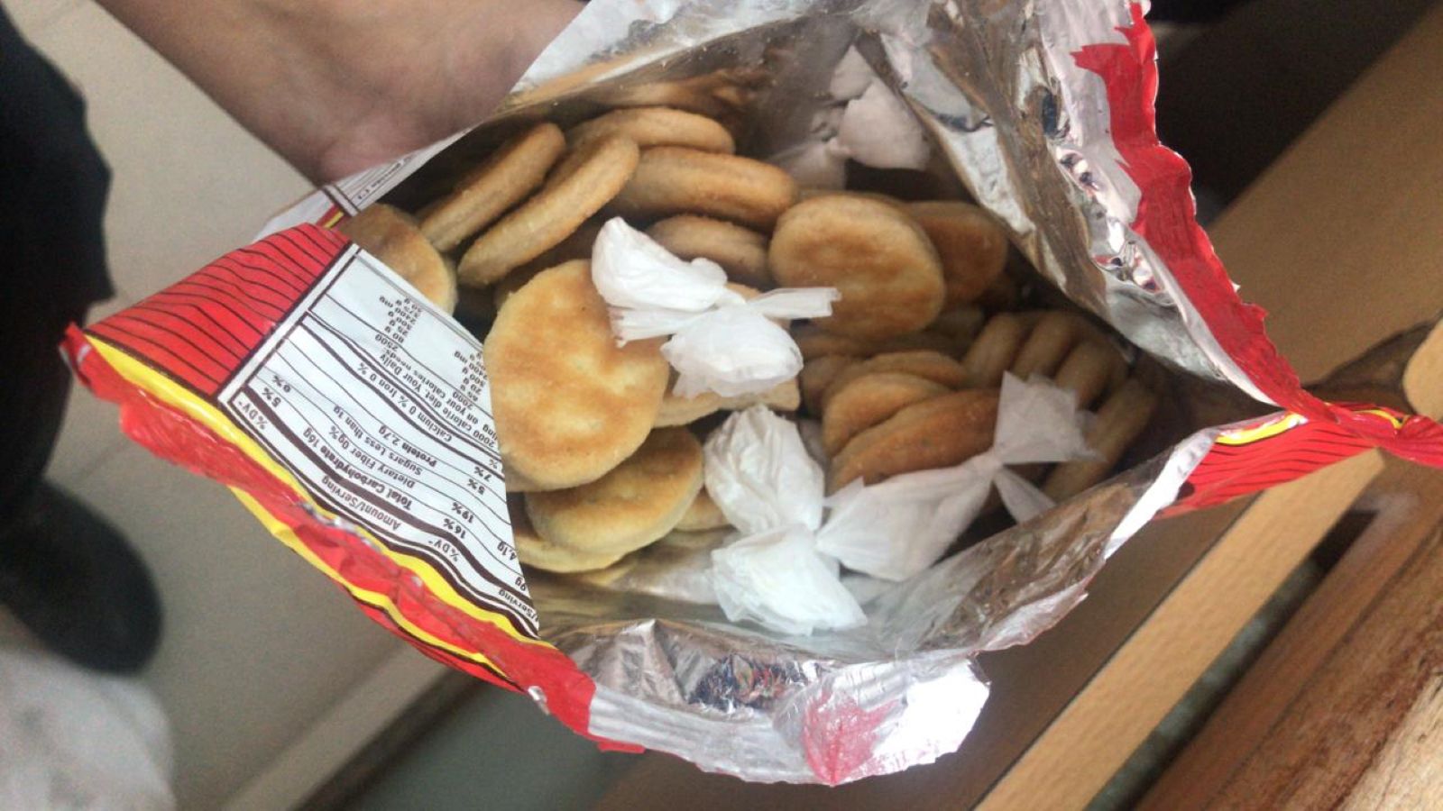 Le llevó galletas y "algo más" a su hermano detenido