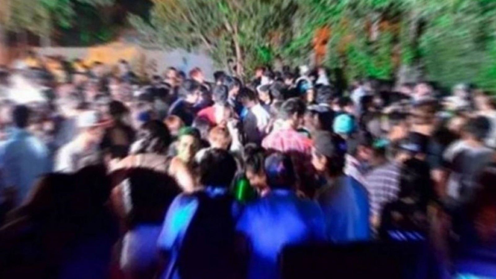 80 personas participaban de una fiesta clandestina y agredieron a la policía