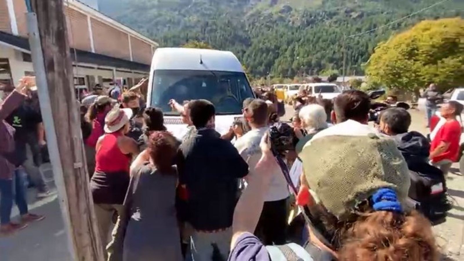 Repudio a la violencia durante la visita del Presidente a Lago Puelo