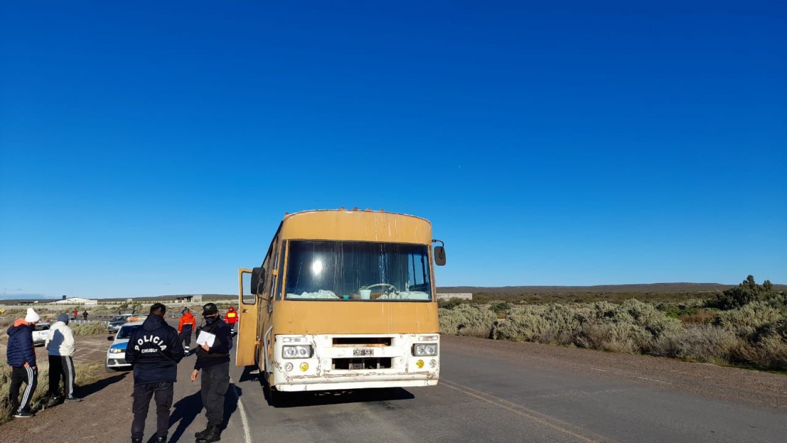 A un colectivo se le aflojaron los tornillos de una rueda y quedó fuera de eje en plena ruta