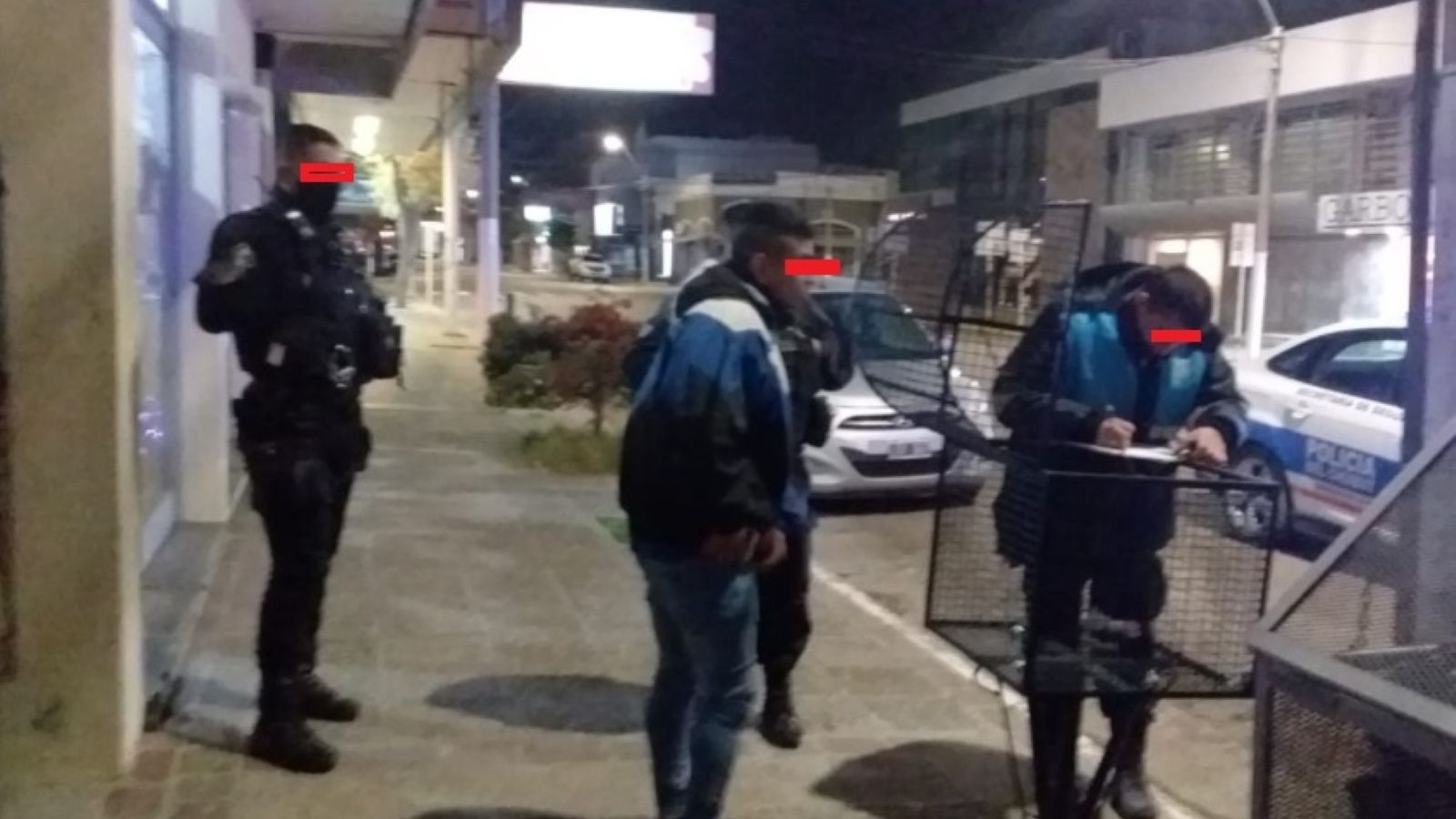 A las 2 de la madrugada le tocó timbre a todos los vecinos de un edificio