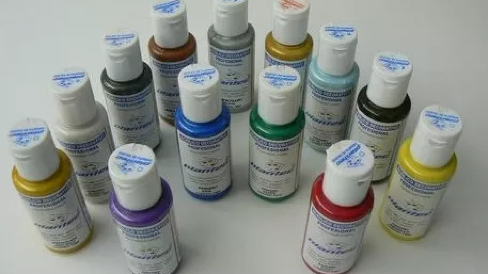 Denunció a su empleado porque llevaba "40 potes de pintura" sin pagar en la mochila