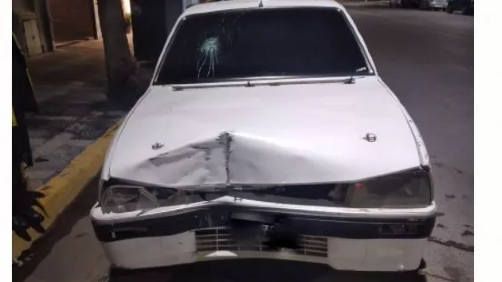 Iba en zigzag en su vehículo y lo terminó impactando contra una cervecería