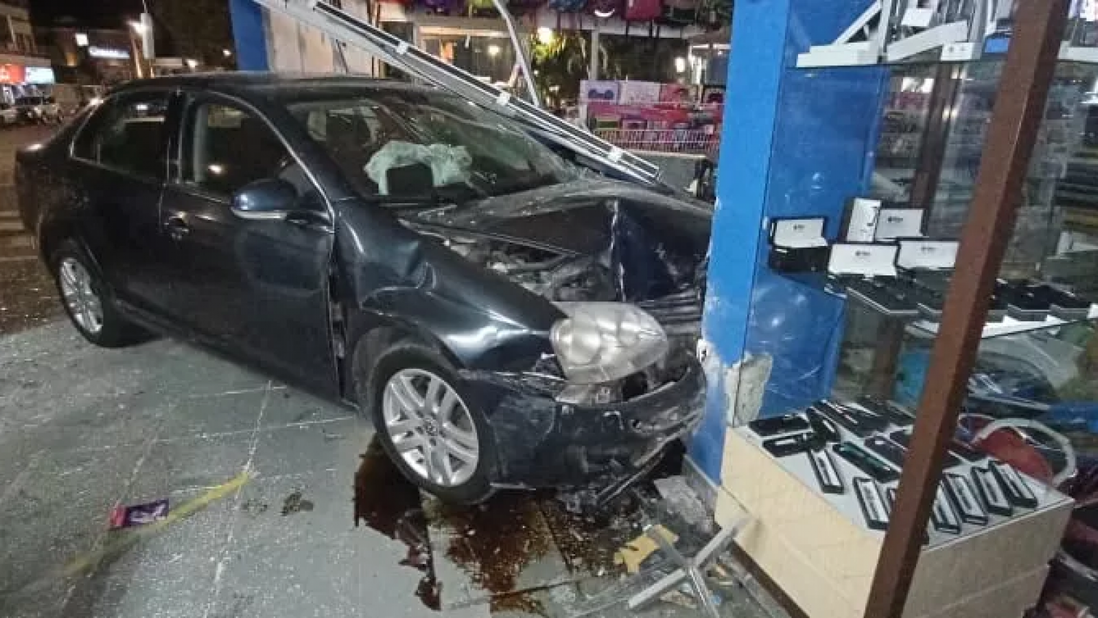 Un auto se incrustó en un local comercial, el conductor tenía 2.33 g/l de alcohol en sangre