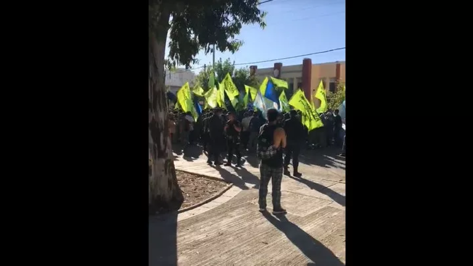 Manifestantes de NO a la Mina en Madryn : "La UOCRA llegó y la policía abrió el paso para que ellos pasen"