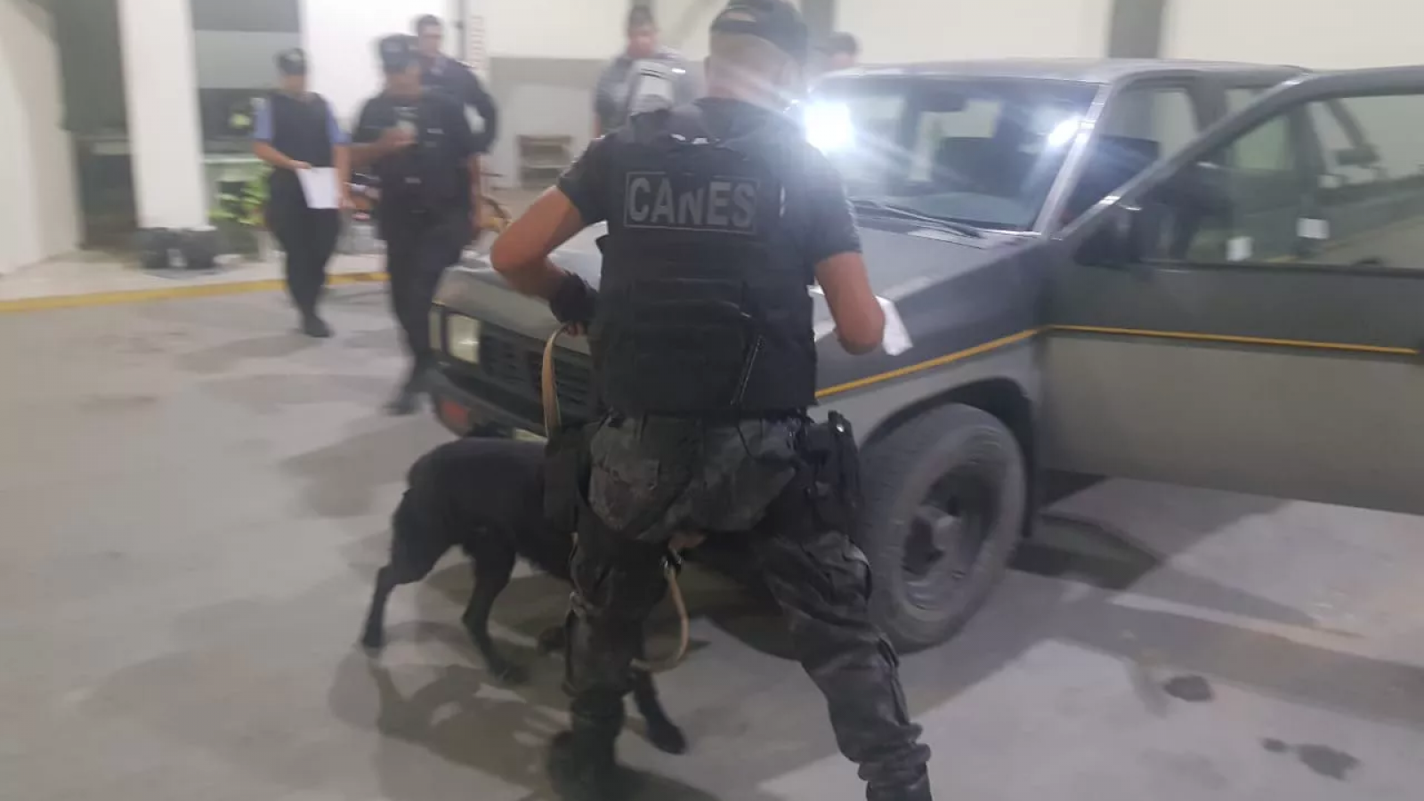 Tres hombres con antecedentes de robo y narcotráfico llevaban armas de guerra en una camioneta