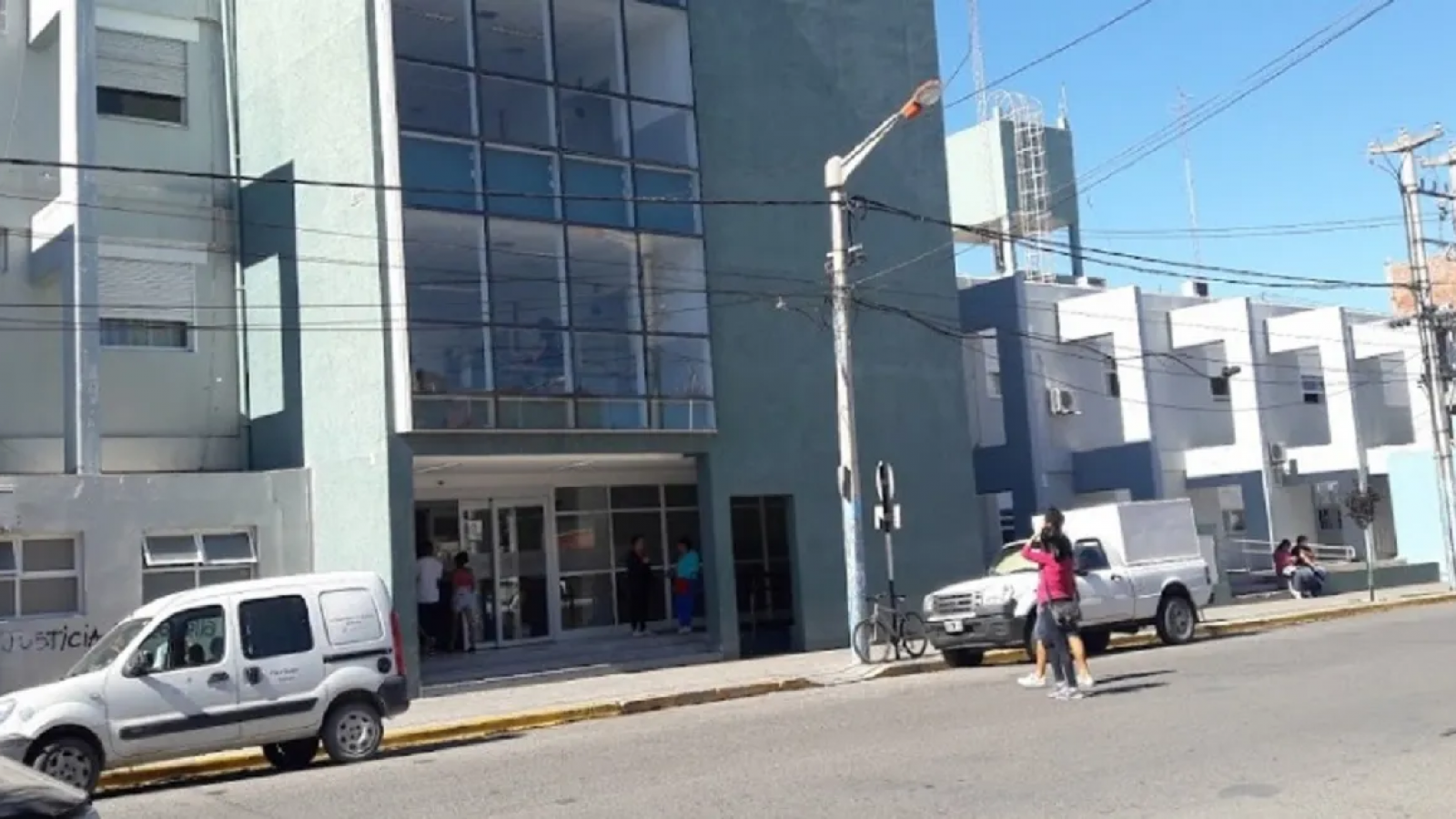 Un hombre cayó del techo de su casa en Trelew y está en grave estado