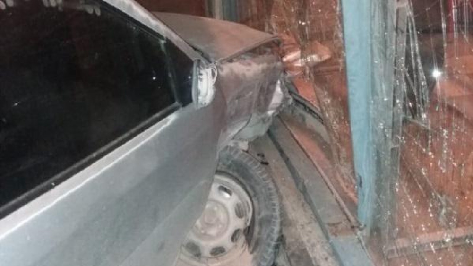 Ebrio chocó dos autos estacionados y el frente de un local comercial