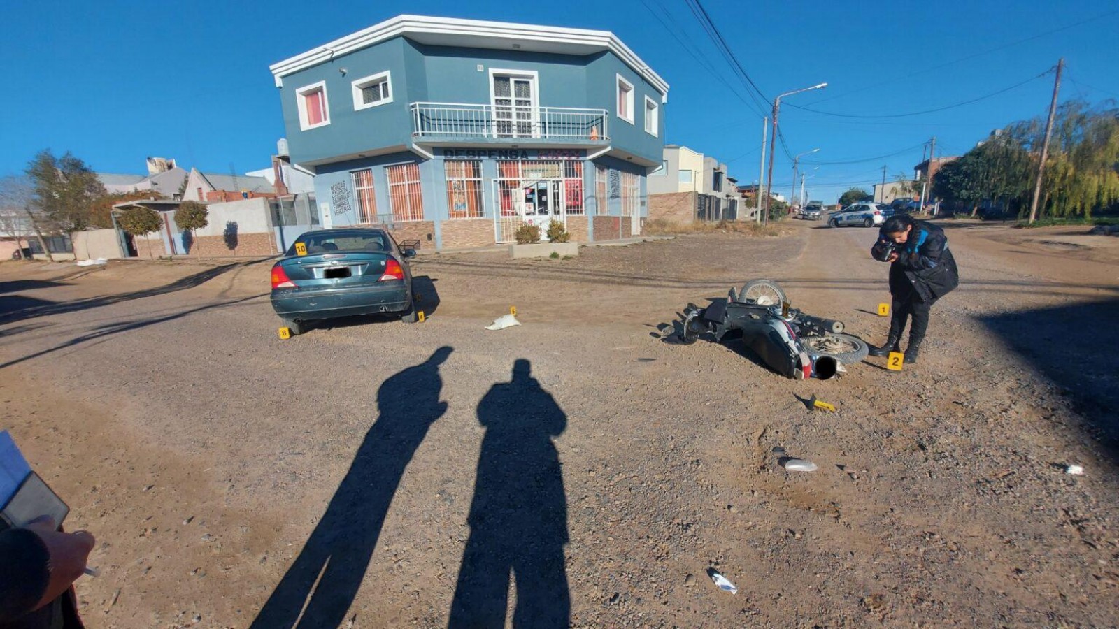 Padre e hijo resultaron golpeados en un choque entre su moto y un auto
