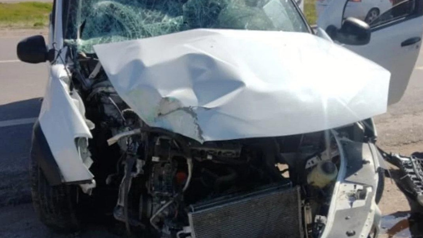 Una mujer despistó con su auto y chocó una columna de alumbrado